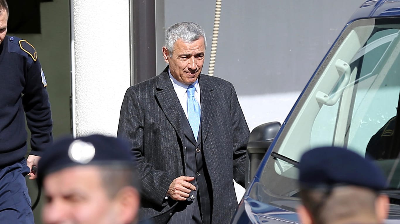 Oliver Ivanovic beim Verlassen eines Gefängnisses: Der Serbenführer wurde im Kosovo erschossen.