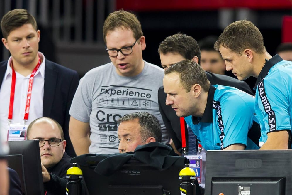 Siebenmeter für Deutschland: Die Entscheidung des Schiedsrichter-Gespanns aus Litauen sorgte für viele Diskussionen.