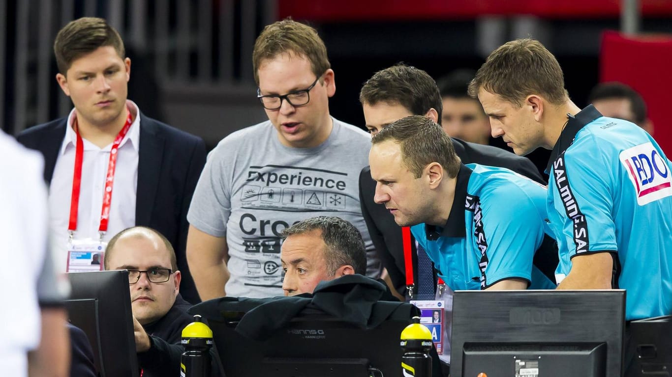 Siebenmeter für Deutschland: Die Entscheidung des Schiedsrichter-Gespanns aus Litauen sorgte für viele Diskussionen.