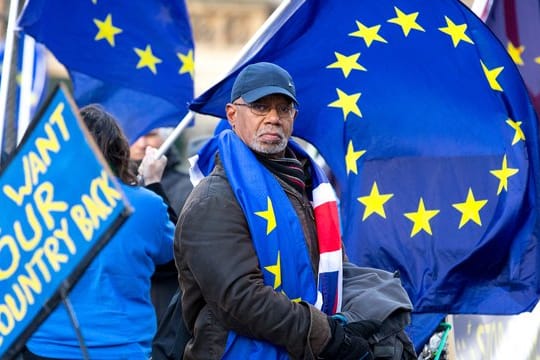 Sie wollen drinbleiben: Demonstranten schwenken in London bei einer Anti-Brexit-Kundgebung vor dem britischen Parlament Flaggen der EU und Großbritanniens.
