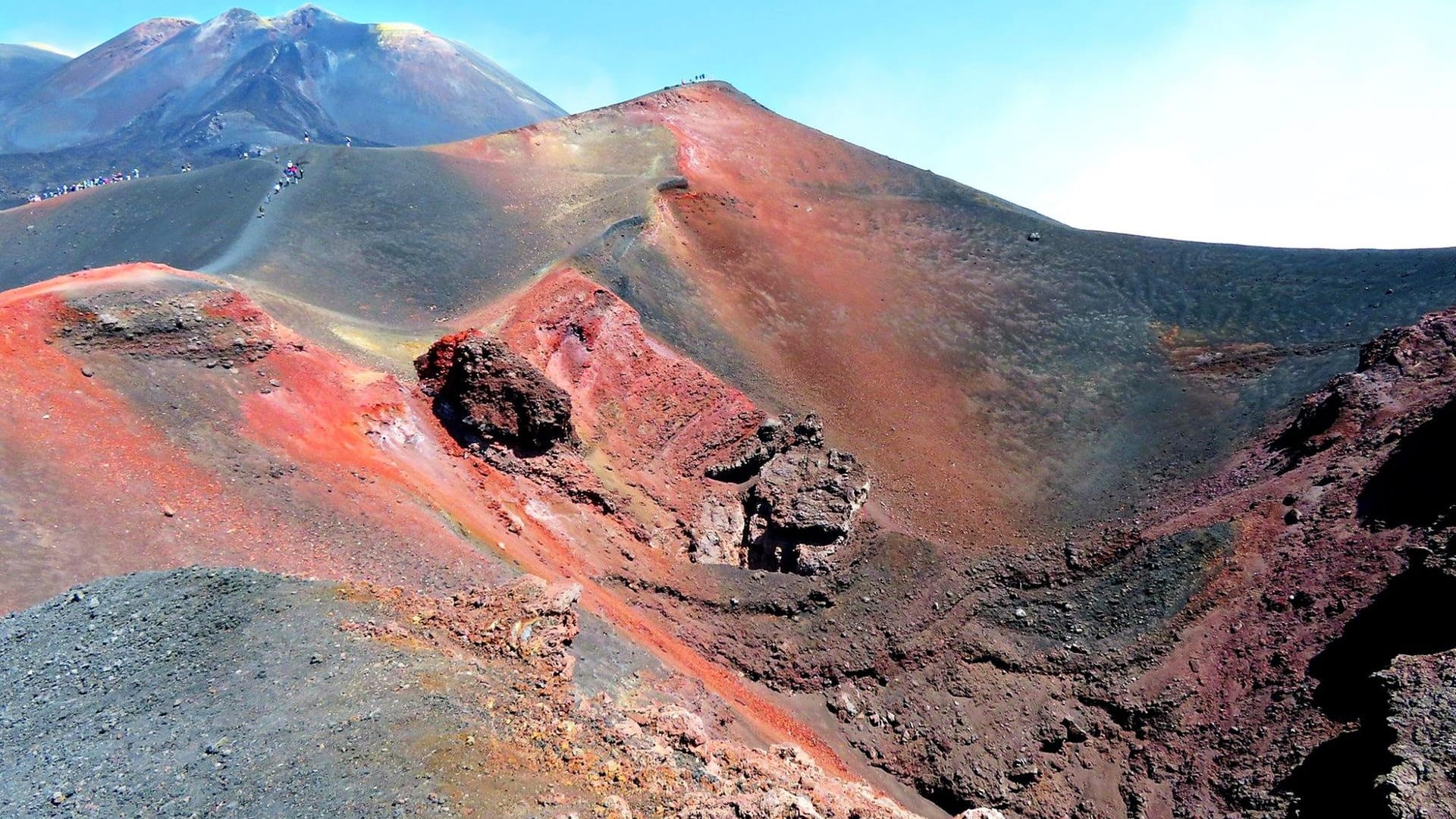 Beim Anblick von Lava-Grotten und Steinhöhlen auf dem Vulkan Ätna auf Sizilien kann man sich leicht vorstellen, warum dieser Ort als Wohnsitz verschiedener Götter und "Arbeitsstätte der Kyklopen" galt. Reisende schwärmen vor allem vom traumhaften Farbspiel beim Auf- und Untergehen der Sonne.