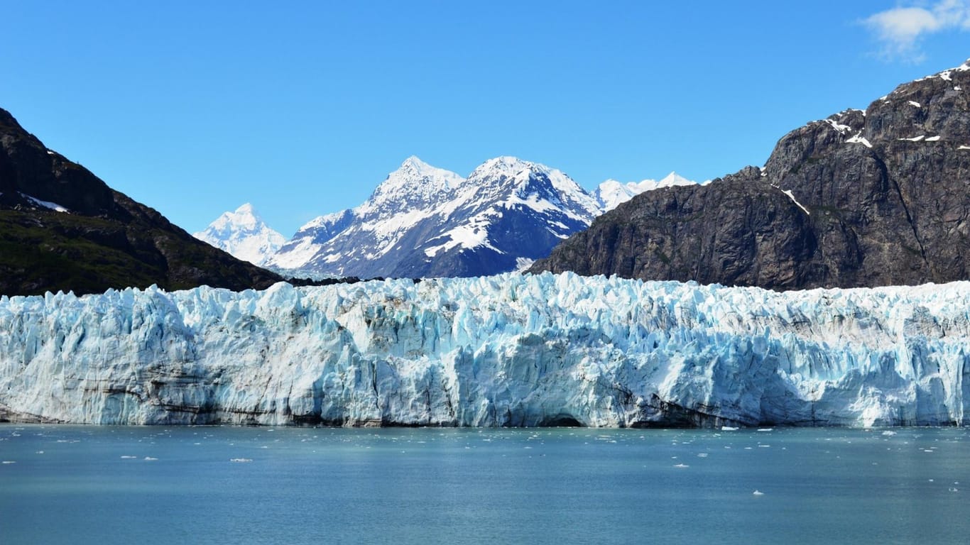 Besucher des Glacier-Bay-Nationalparks in Alaska bekommen die Zeichen der Eiszeit zu sehen. Über 50 benannte Gletscher, die sich stetig verändern, sind die Hauptattraktion in dieser kontrastreichen Landschaft. Neben Bären und Elchen können verschiedene Wale gesichtet werden.