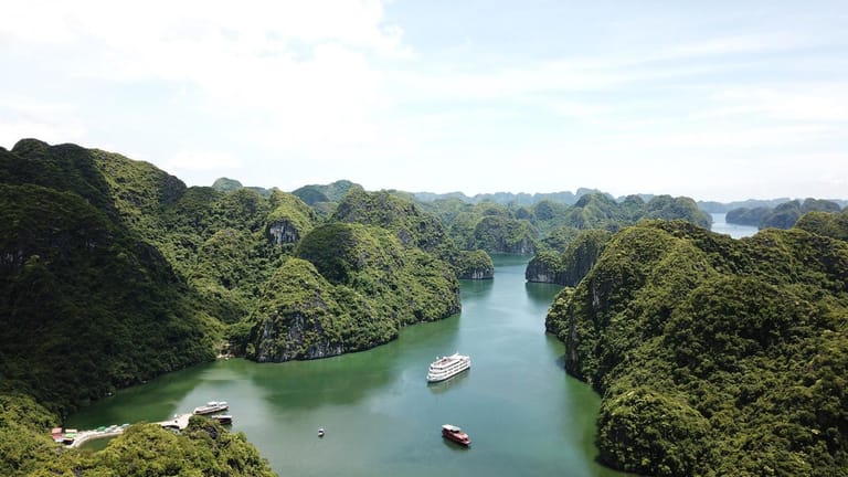 Mit seinen Kalkfelsformationen, Höhlen und Inseln ist diese Bucht in Vietnam nicht nur als Schauplatz von James Bond bekannt.