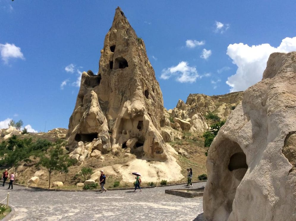 Der Nationalpark Göreme in der Region Kappadokien in der Türkei gleicht mit seinen Tuffsteinformationen, die oft aussehen wie steinerne Pilze und Türme, einer Mondlandschaft.