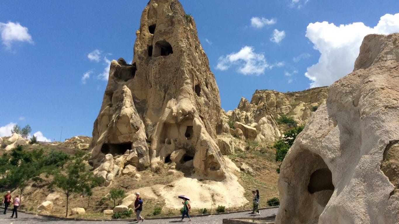 Der Nationalpark Göreme in der Region Kappadokien in der Türkei gleicht mit seinen Tuffsteinformationen, die oft aussehen wie steinerne Pilze und Türme, einer Mondlandschaft.