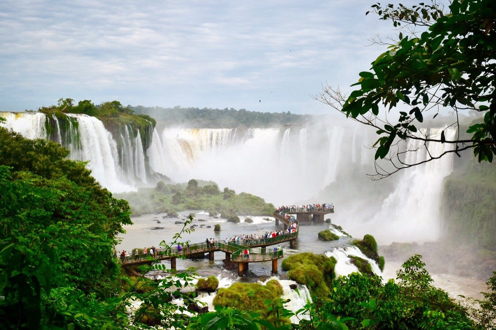 Der Nationalpark in Argentinien bringt jährlich tausende von Touristen durch den Anblick der tosenden Iguazu-Fälle.