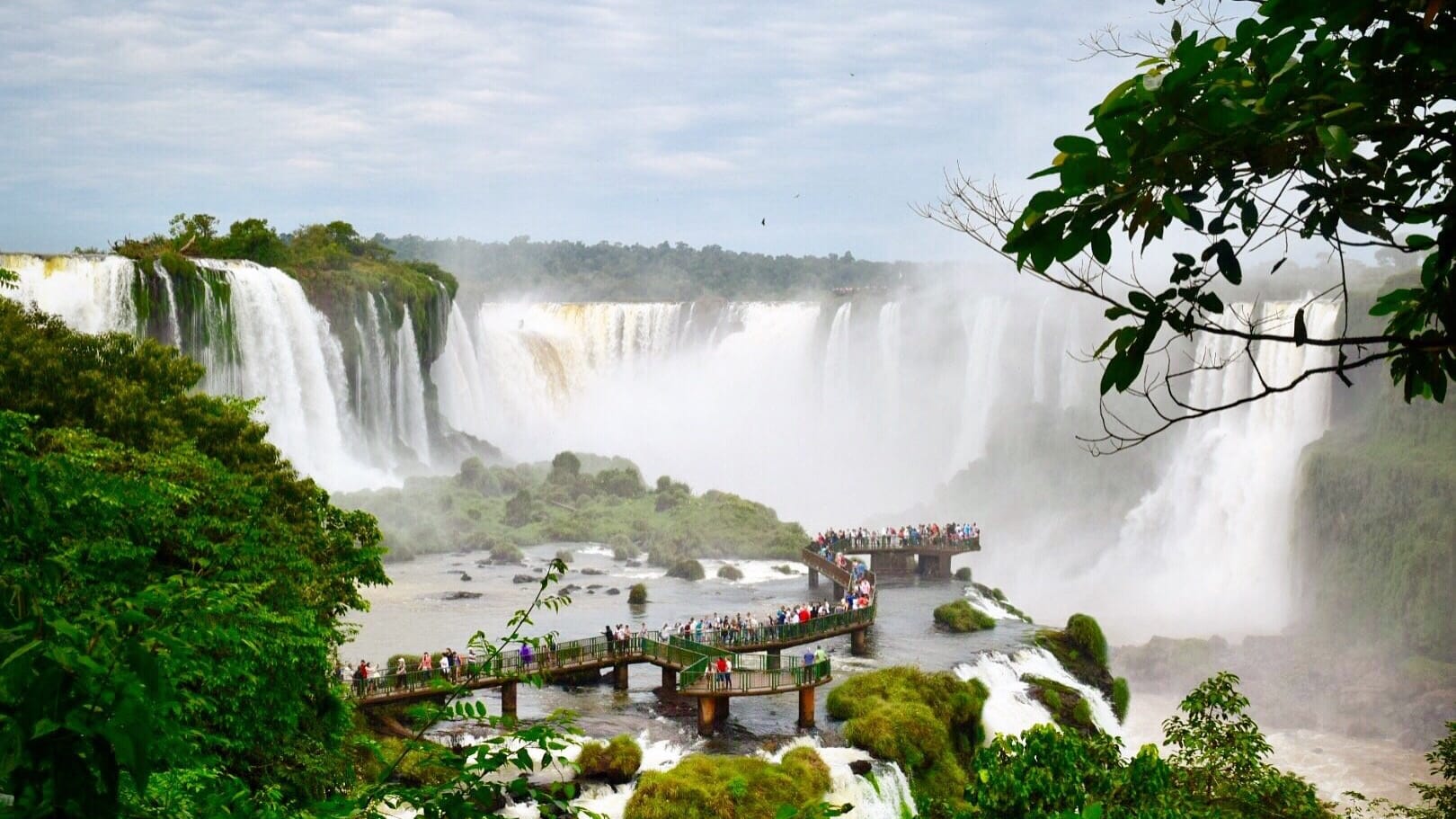 Der Nationalpark in Argentinien bringt jährlich tausende von Touristen durch den Anblick der tosenden Iguazu-Fälle.