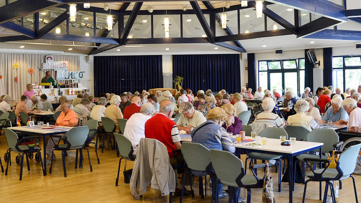 Die Senioren spielen in der Einrichtung in Köln Bingo. Nachdem das Spiel wegen eines Verdachts ausgesetzt wurde, können die Damen und Herren wieder spielen