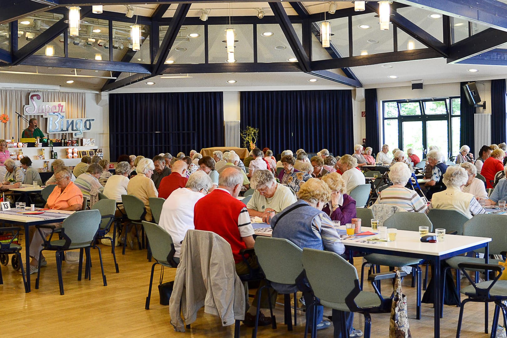 Die Senioren spielen in der Einrichtung in Köln Bingo. Nachdem das Spiel wegen eines Verdachts ausgesetzt wurde, können die Damen und Herren wieder spielen