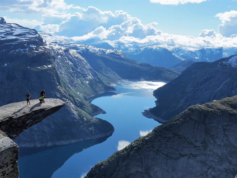 Atemberaubender Ausblick: Reisende in Norwegen erleben in den Fjorden Geirangerfjord und Naeroyfjord Natur pur.