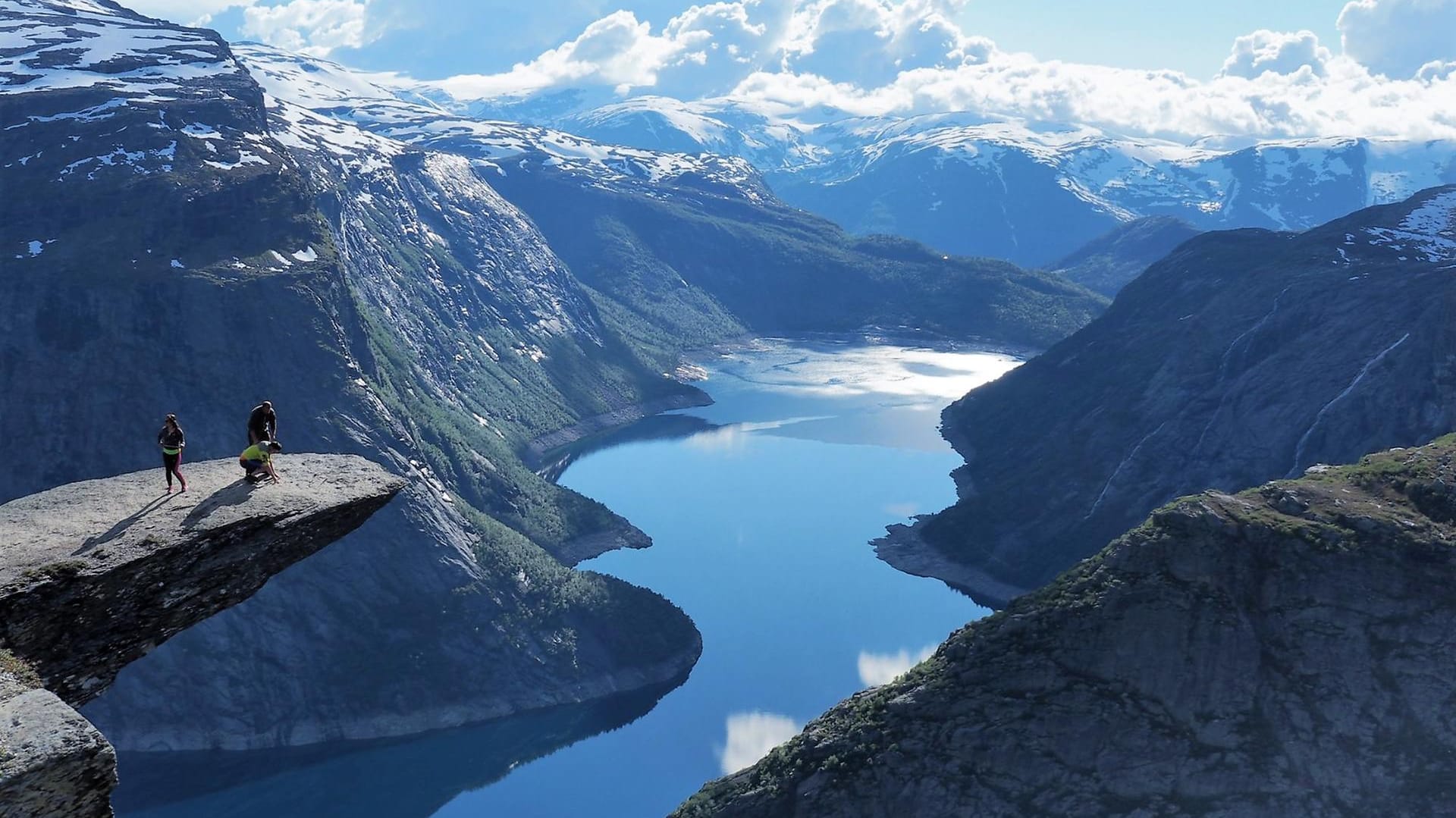 Atemberaubender Ausblick: Reisende in Norwegen erleben in den Fjorden Geirangerfjord und Naeroyfjord Natur pur.