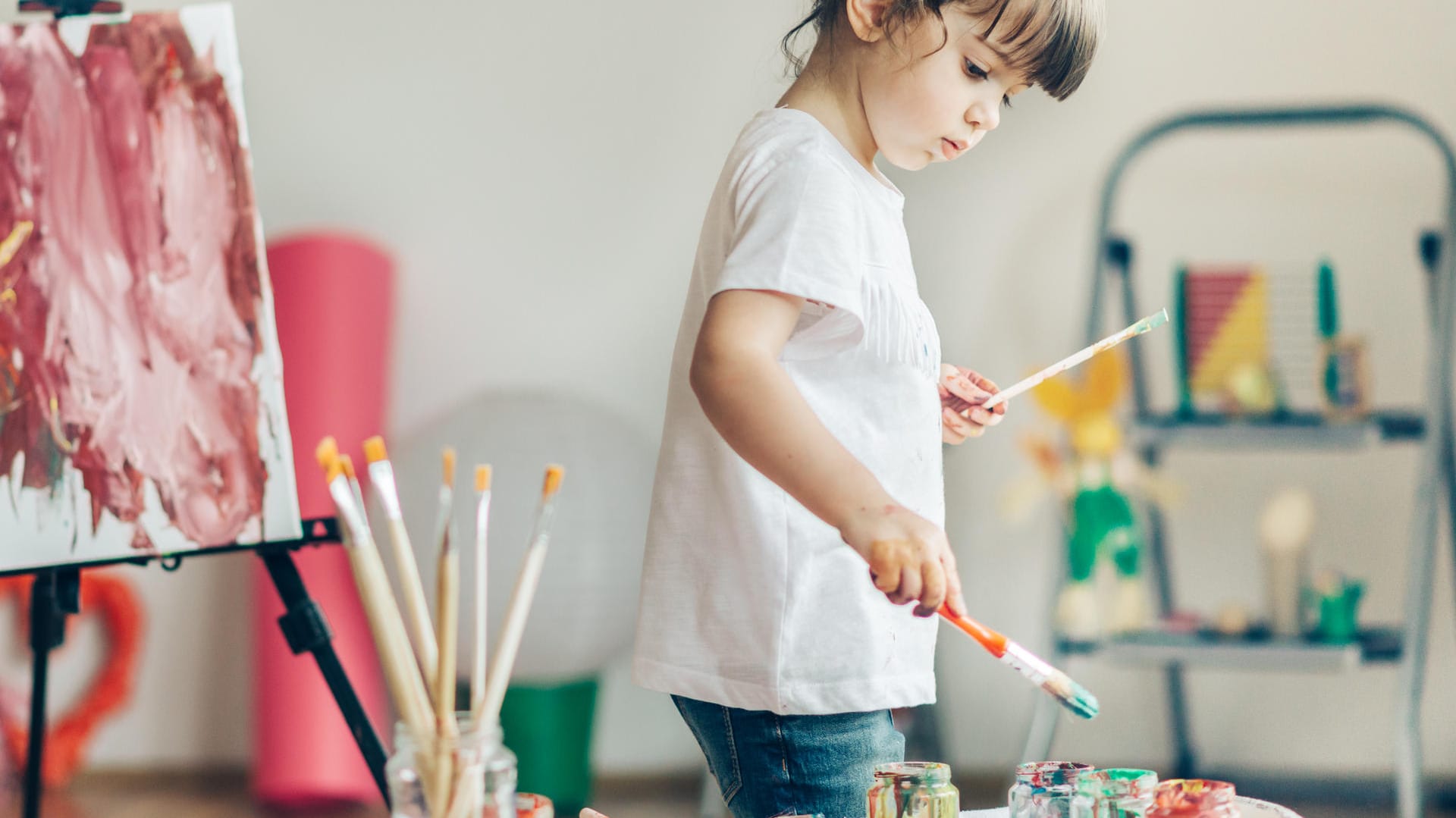 Kind beim Malen: Die angehenden Schulkinder trainieren durch das Malen und Zeichnen unter anderem ihr logisches Denken.