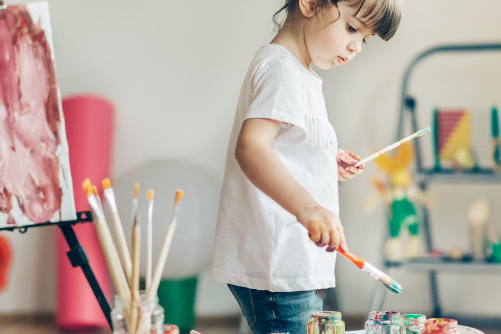 Kind beim Malen: Die angehenden Schulkinder trainieren durch das Malen und Zeichnen unter anderem ihr logisches Denken.