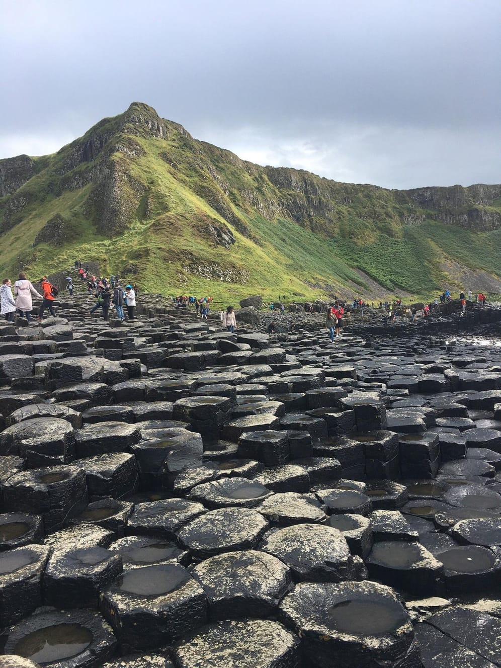 Am "Damm des Riesen" entlang der nordirischen Küste hat abgekühlte Lava 40.000 gleichförmige Basaltsäulen hinterlassen.