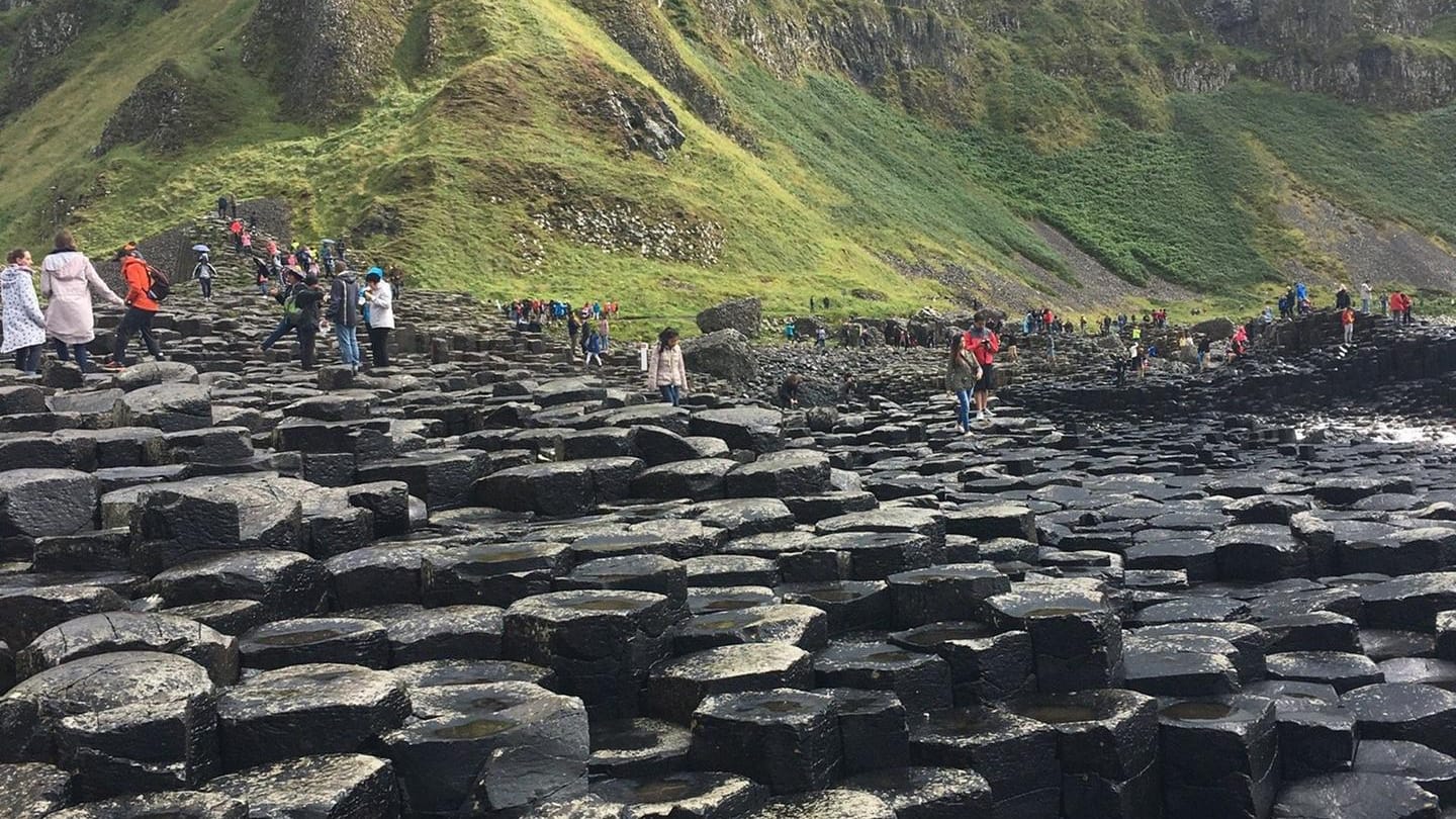 Am "Damm des Riesen" entlang der nordirischen Küste hat abgekühlte Lava 40.000 gleichförmige Basaltsäulen hinterlassen.