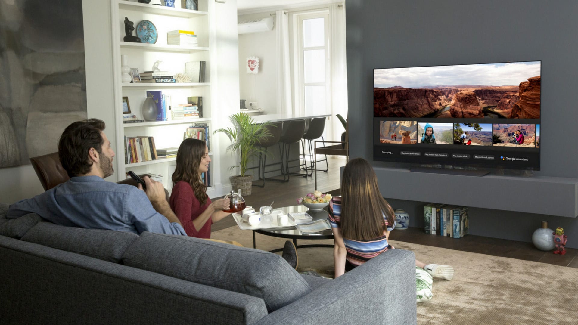 Eine Familie sitzt vor dem Fernseher Eine Familie sitzt vor dem Fernseher