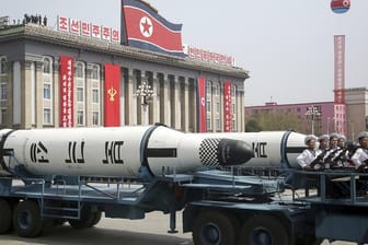 Ballistische Raketen bei einer Militärparade in Pjöngjang.