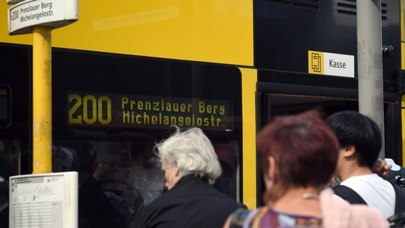 Fahrgäste steigen in einen BVG-Bus (Archivbild): Das bargeldlose Bezahlen in Berliner Bussen soll wieder enden.