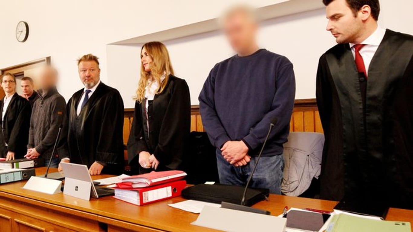 Die Angeklagten und ihre Anwälte Claudia Bischoff, Thomas Heine, Anke Zimmermann und Philippos Botsaris (v.