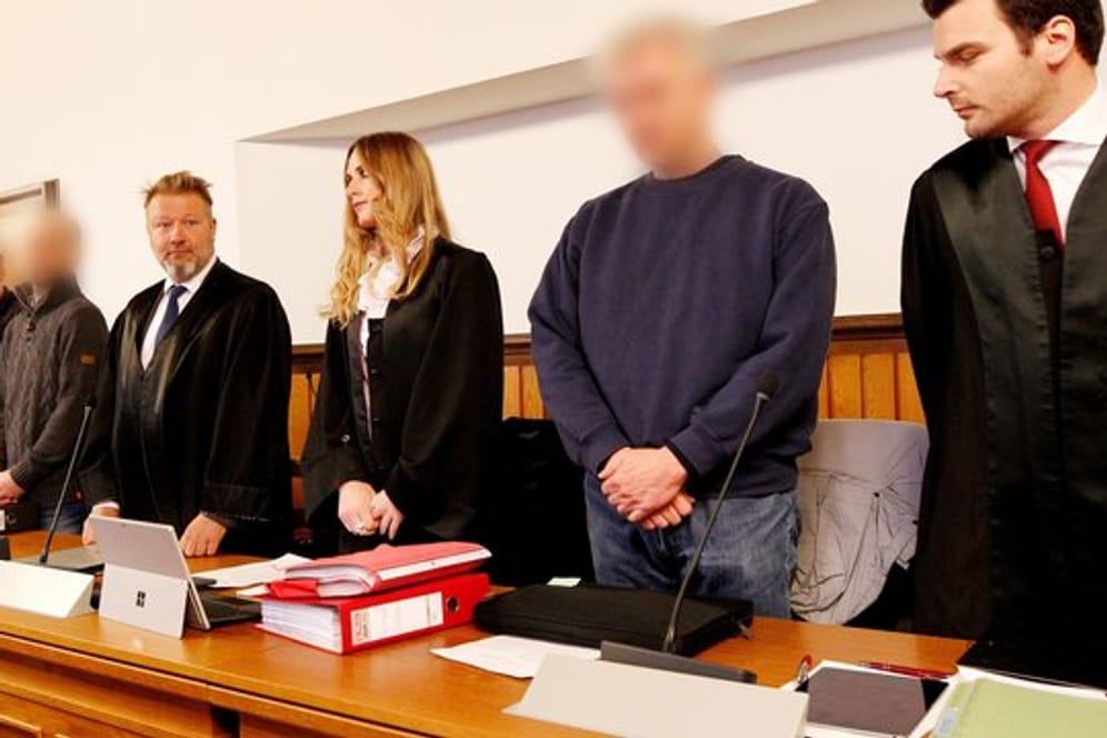Die Angeklagten und ihre Anwälte Claudia Bischoff, Thomas Heine, Anke Zimmermann und Philippos Botsaris (v.