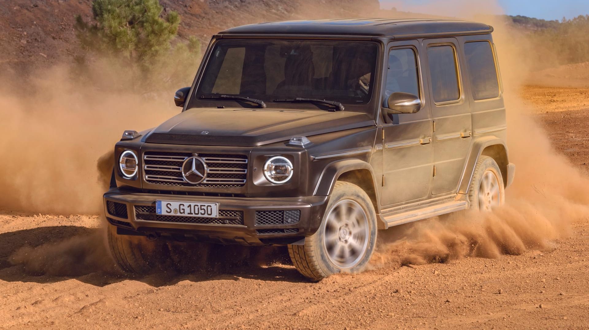 Die neue Mercedes-Benz G-Klasse: Sie wurde on- und offroad mit vielen kleinen Extras aufgefrischt. Die neue Mercedes-Benz G-Klasse: Sie wurde on- und offroad mit vielen kleinen Extras aufgefrischt.
