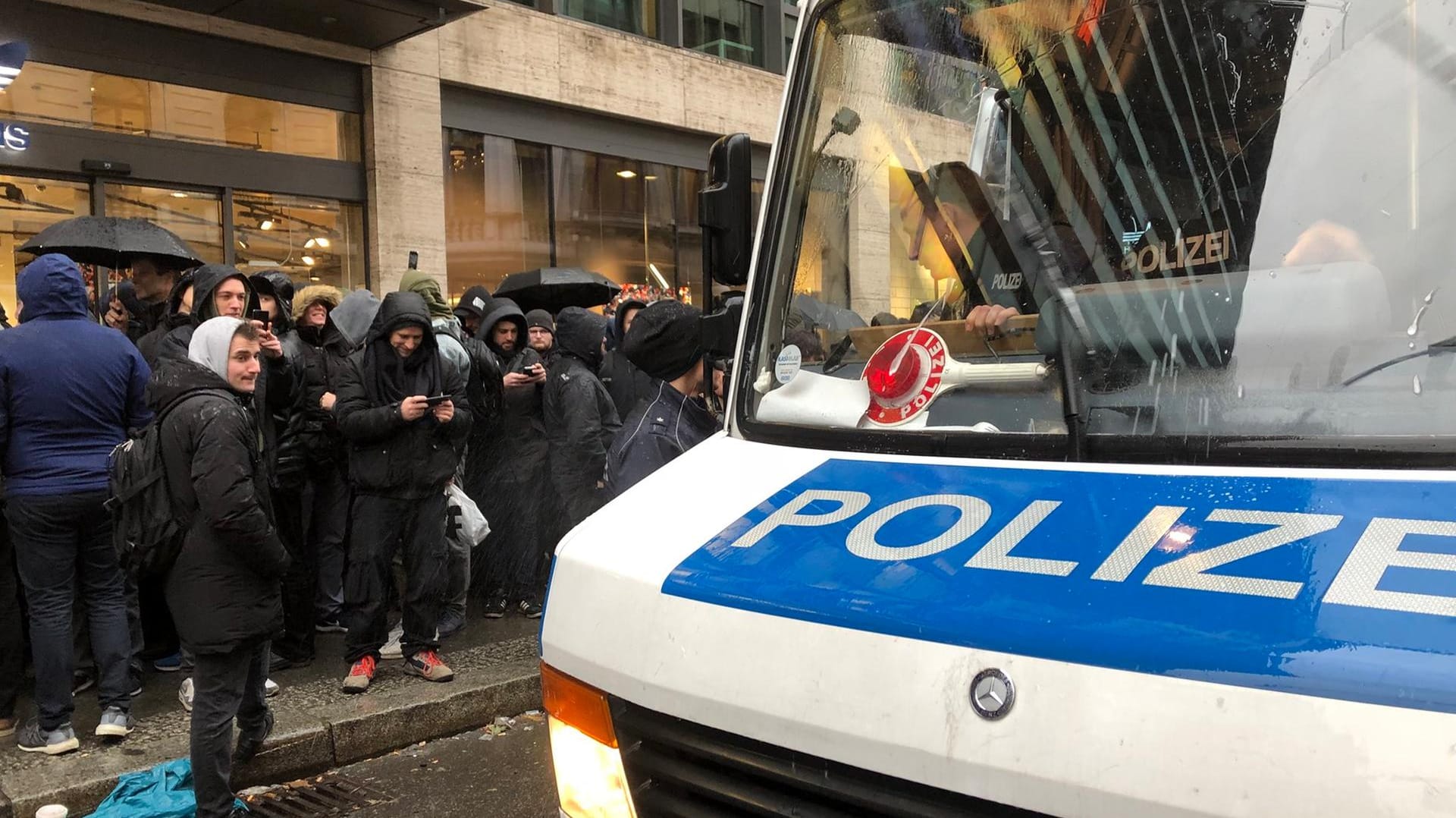 Es ging um Sneaker mit Fahrschein: Weil der Bürgersteig blockiert war und die Stimmung aggressiver wurde, kam die Polizei.