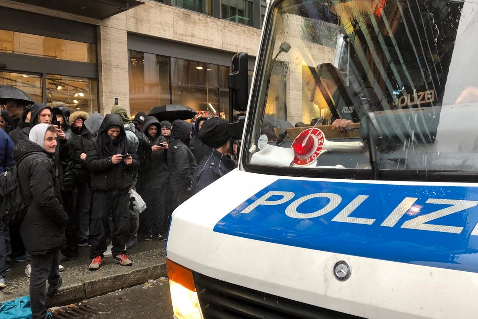 Es ging um Sneaker mit Fahrschein: Weil der Bürgersteig blockiert war und die Stimmung aggressiver wurde, kam die Polizei.