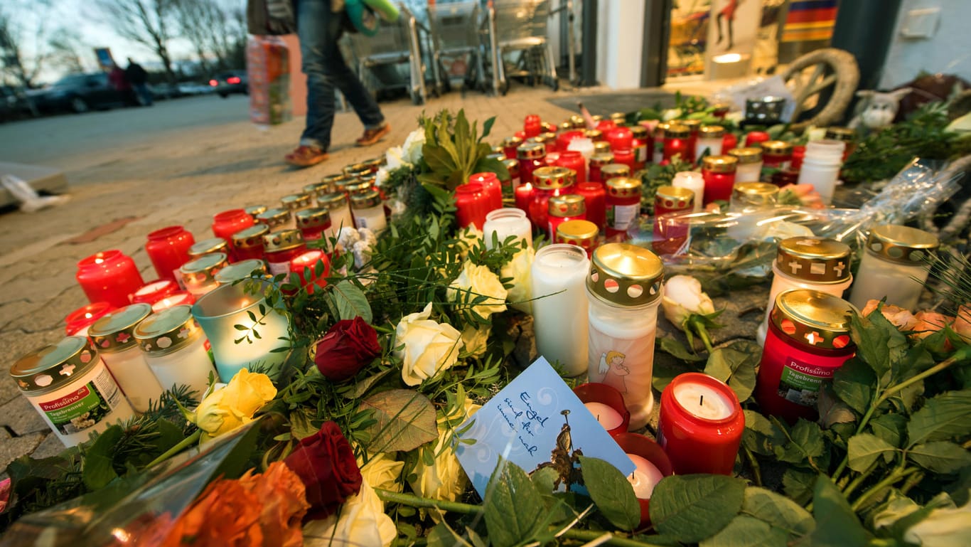 Kerzen und Blumen vor dem Drogeriemarkt, in dem die 15-Jährige erstochen wurde: Die Staatsanwaltschaft legt dem Verdächtigen mittlerweile Mord zur Last
