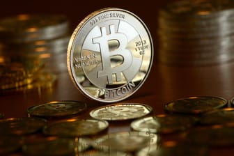 Bitcoins: Wochenlang waren Anleger Feuer und Flamme, nun setzt die Furcht vor Regulierungen ein