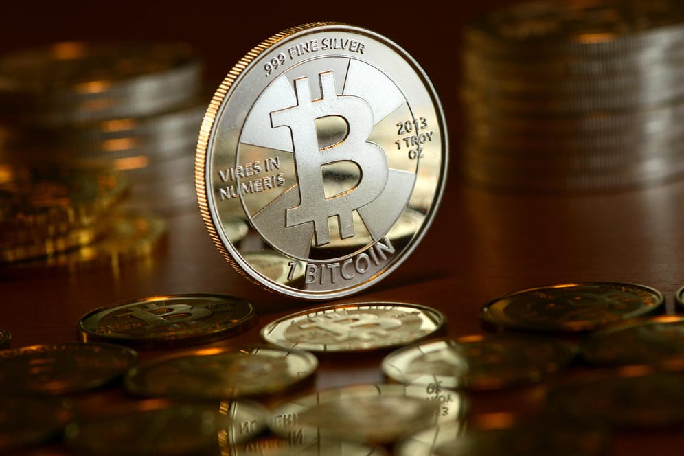 Bitcoins: Wochenlang waren Anleger Feuer und Flamme, nun setzt die Furcht vor Regulierungen ein