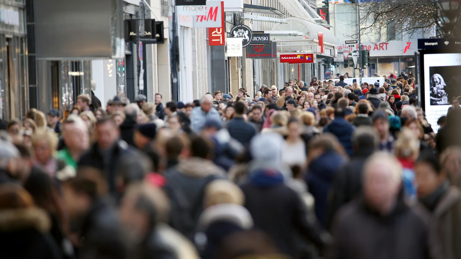 Passanten auf der Königsallee in Düsseldorf: Gerade jetzt wäre es an der Zeit, die Weichen für die Zukunft zu stellen.