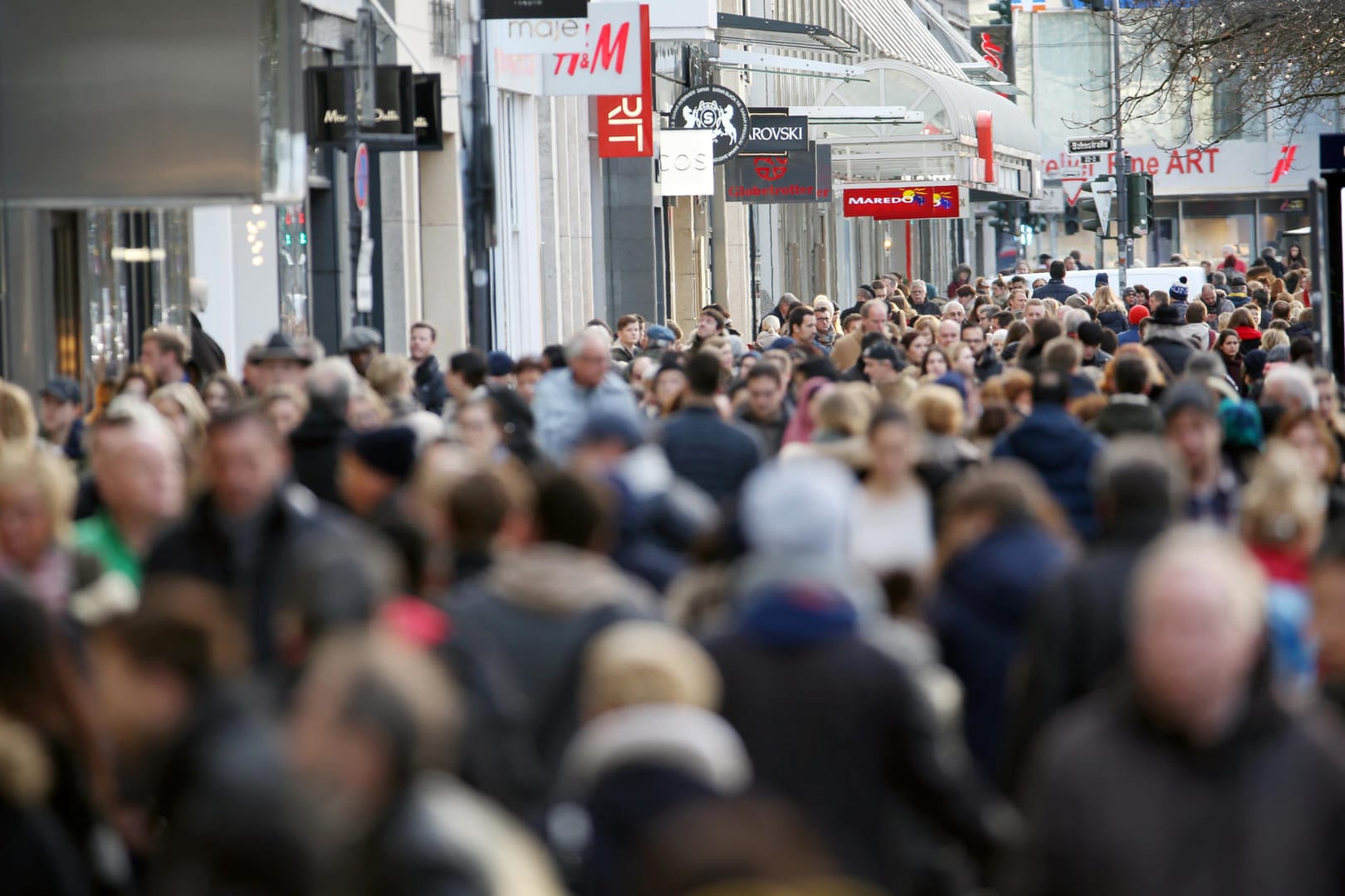 Passanten auf der Königsallee in Düsseldorf: Gerade jetzt wäre es an der Zeit, die Weichen für die Zukunft zu stellen.