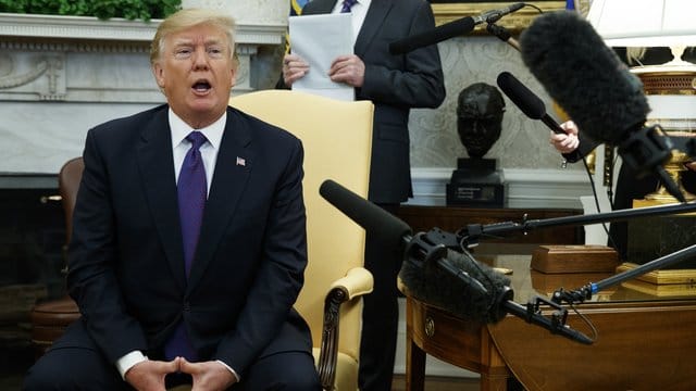 US-Präsident Donald Trump spricht im Oval Office im Weißen Haus in Washington.