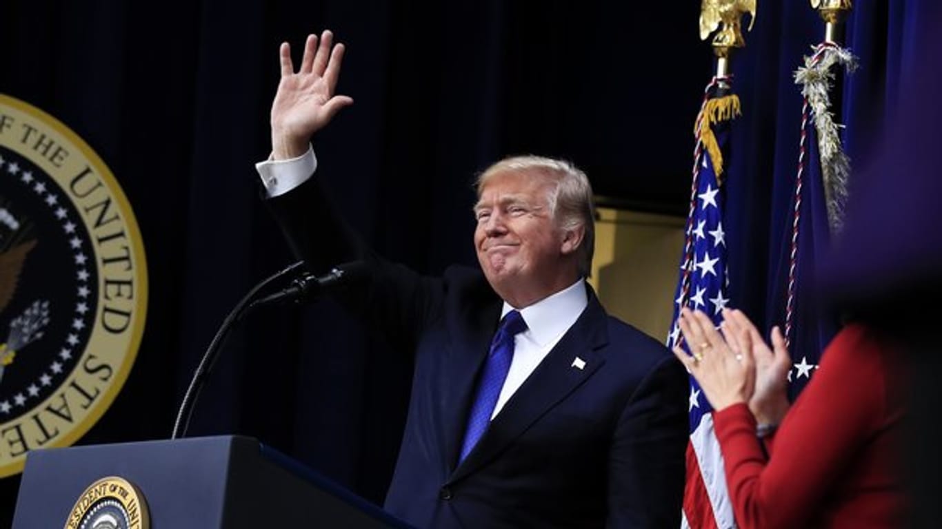 US-Präsident Donald Trump, grüßt das Publikum nach einer Podiumsdiskussion im Eisenhower Executive Office Building in Washington.