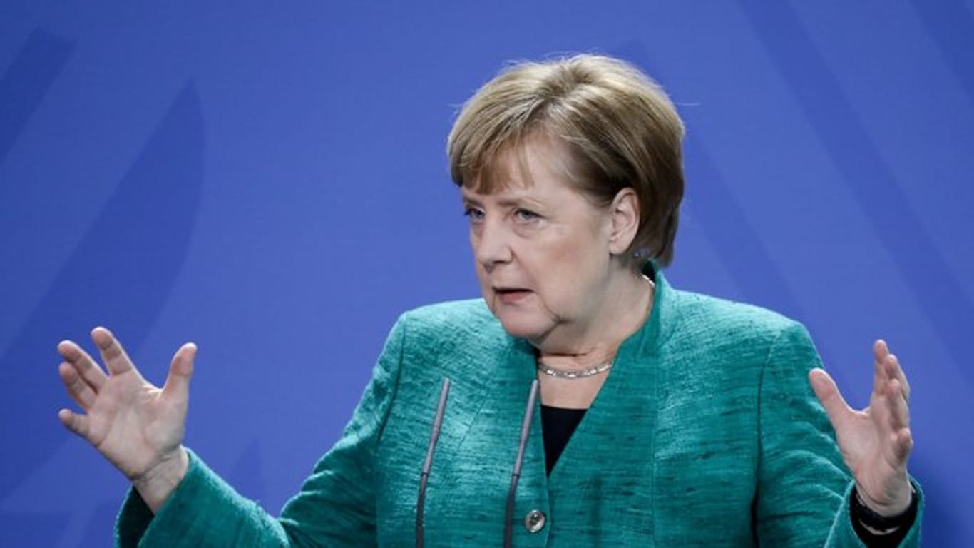 Bundeskanzlerin Angela Merkel spricht im Bundeskanzleramt.