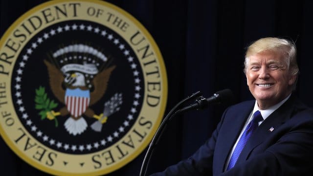 Der Leibarzt von Donald Trump befindet den US-Präsidenten für körperlich und geistig fit, er sei nur etwas zu dick. Der Leibarzt von Donald Trump befindet den US-Präsidenten für körperlich und geistig fit, er sei nur etwas zu dick.
