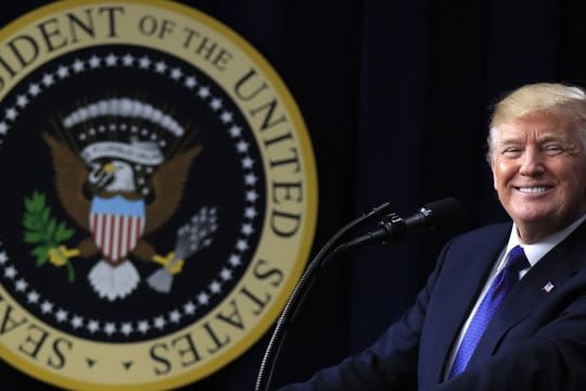 Der Leibarzt von Donald Trump befindet den US-Präsidenten für körperlich und geistig fit, er sei nur etwas zu dick.