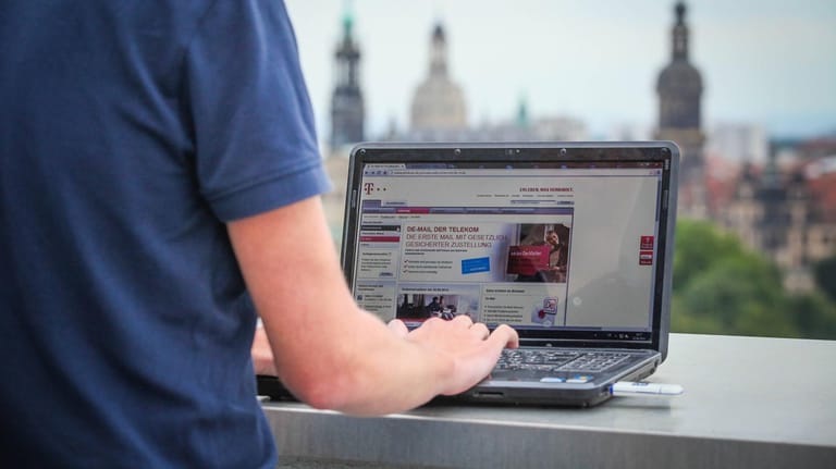 Ein Mann surft auf der Webseite der Telekom