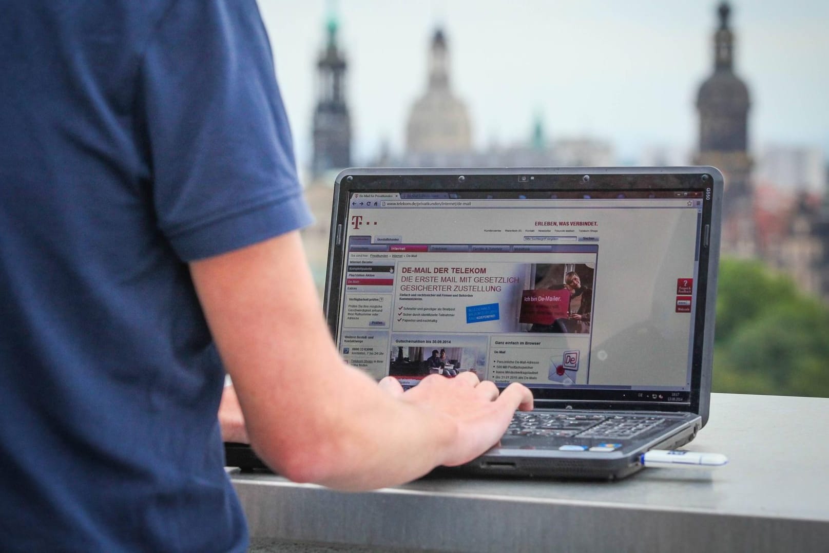 Ein Mann surft auf der Webseite der Telekom