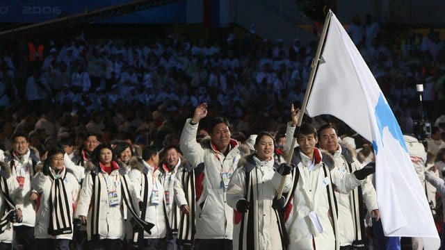 2006 liefen die Sportler aus Süd- und Nordkorea Eröffnungsfeier in Turin mit einer Flagge der koreanischen Halbinsel ein. 2006 liefen die Sportler aus Süd- und Nordkorea Eröffnungsfeier in Turin mit einer Flagge der koreanischen Halbinsel ein.