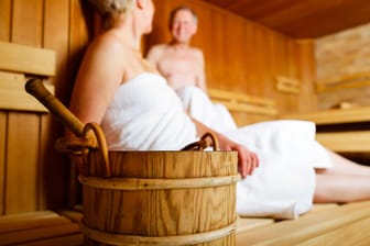 Sport und Sauna gegen Demenz: Eine Studie besagt, wer zwei bis drei Mal in der Woche zum Schwitzen kommt, senkt sein Alzheimerrisiko um 20 Prozent.