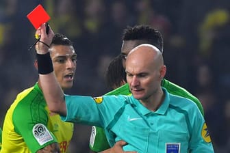 Aufreger in der Ligue 1: Schiedsrichter Tony Chapron (r.) zeigt Nantes' Innenverteidiger Diego Carlos die Gelb-Rote-Karte.