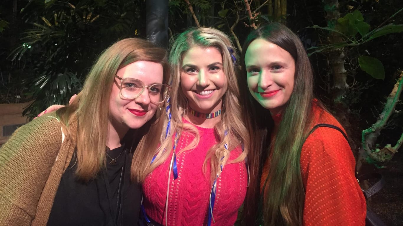 Die t-online.de-Redakteurinnen Maria Holzhauer (links) und Janna Specken (rechts) trafen Beatrice Egli (mittig) im Rahmen der Mercedes Benz Fashion Week in Berlin.