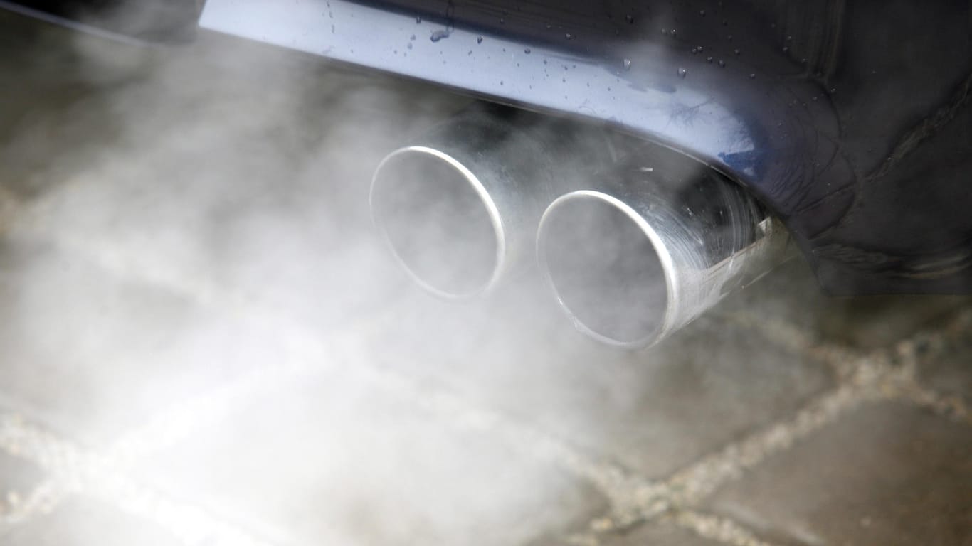 Qualmender Auspuff eines Dieselautos: Wegen anhaltend starker Luftverschmutzung setzt die EU-Kommission Deutschland nun ein Ultimatum.