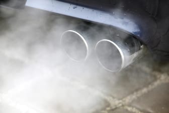 Qualmender Auspuff eines Dieselautos: Wegen anhaltend starker Luftverschmutzung setzt die EU-Kommission Deutschland nun ein Ultimatum.