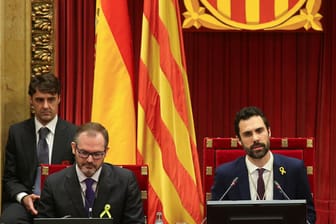 Der neue Präsident des katalonischen Parlaments: Roger Torrent (rechts). 65 der 135 Abgeordneten stimmten für das Mitglied der Republikanischen Linken Kataloniens (ERC).