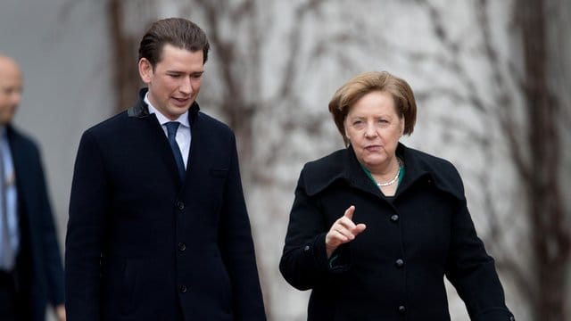 Bundeskanzlerin Angela Merkel beim Empfang mit militärischen Ehren von Österreichs Bundeskanzler Sebastian Kurz. Bundeskanzlerin Angela Merkel beim Empfang mit militärischen Ehren von Österreichs Bundeskanzler Sebastian Kurz.