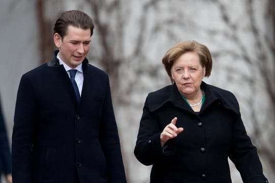 Bundeskanzlerin Angela Merkel beim Empfang mit militärischen Ehren von Österreichs Bundeskanzler Sebastian Kurz.