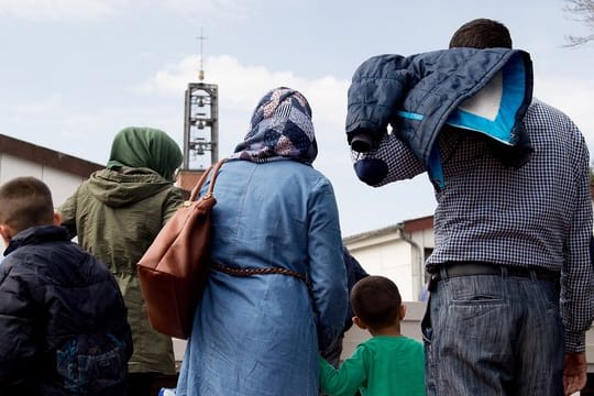 Syrische Flüchtlinge kommen in das Grenzdurchgangslager Friedland im Landkreis Göttingen.