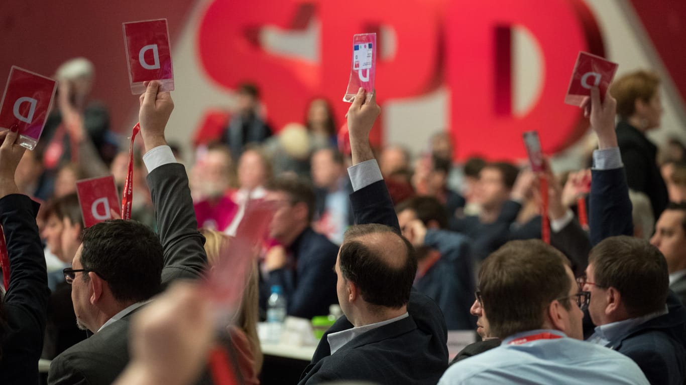 SPD-Delegierte stimmen per Handzeichen ab: Ob es zu Koalitionsverhandlungen mit der Union kommt, ist noch ungewiss.